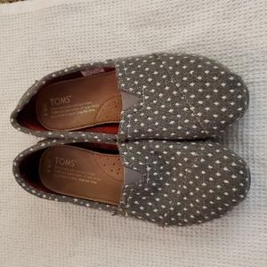 TOMS womens 6.5 flats in grey and white